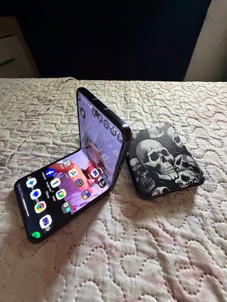 Teléfono móvil con funda de calaveras