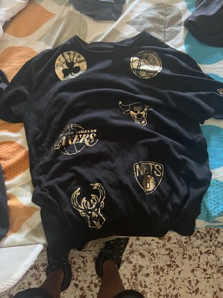 Camiseta Negra NBA Logos Dorados