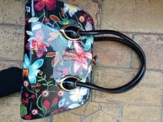 Bolso negro con botón de diamante