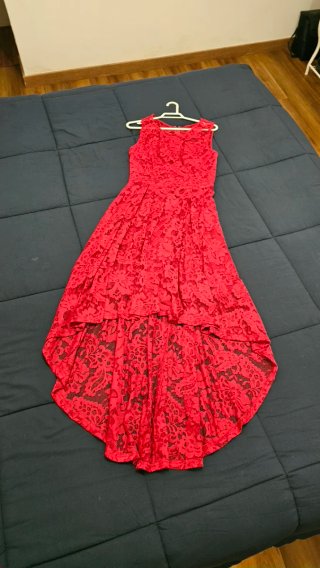 Vestido rojo encaje hi-low