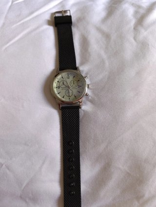 Reloj de pulsera plateado y negro