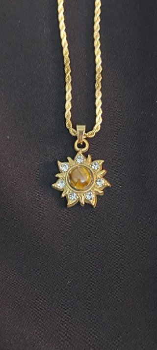 Collana con ciondolo a fiore