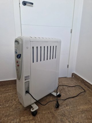 Estufa radiador blanca con ruedas