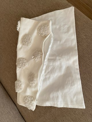 Funda de cojín beige con pompones 45x45