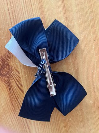 Broche/gancho Chanel azul e branco