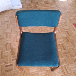 Silla de madera con tapizado azul