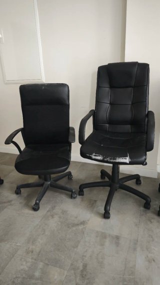 Sillas de oficina negras y rojas