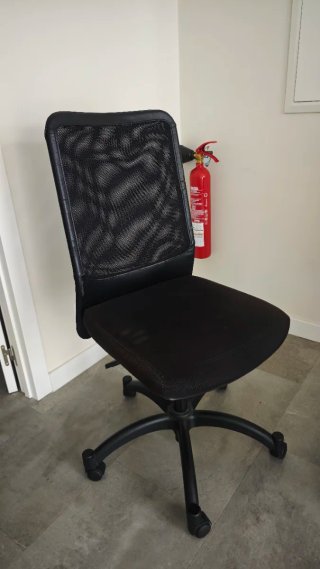 Sillas de oficina negras y rojas