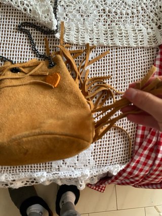 Bolso marrón con flecos y corazón