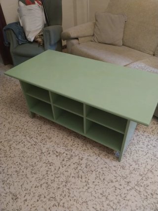 Mesa auxiliar verde con compartimentos
