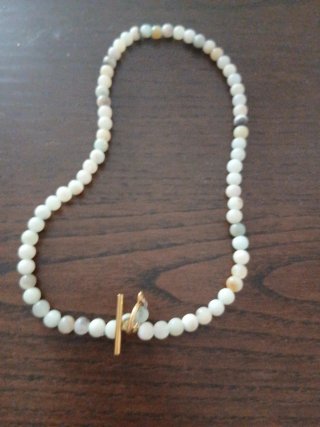 Collar de perlas blancas con cierre dorado