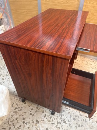 Mesa de PC marrón con cajón