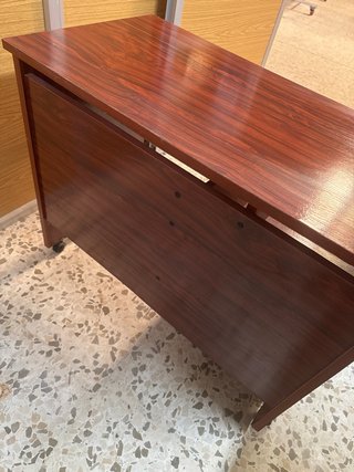 Mesa de PC marrón con cajón