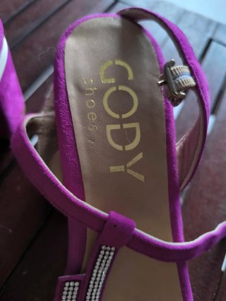 Sandalias ante fucsia tacón medio