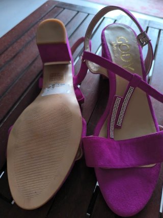 Sandalias ante fucsia tacón medio