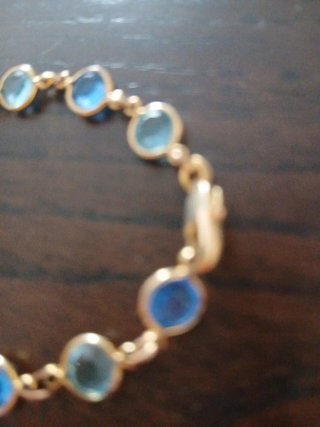 Pulsera con piedras azules y dorada