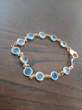 Pulsera con piedras azules y dorada