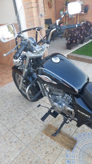 Suzuki Marauder GZ 250 Negra