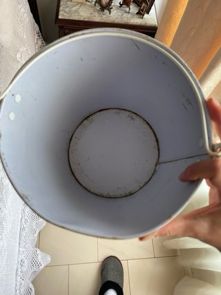 Cubo metálico con asa y lunares