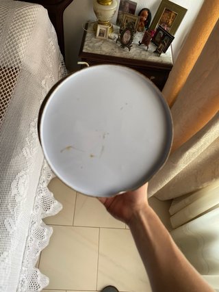 Cubo metálico con asa y lunares