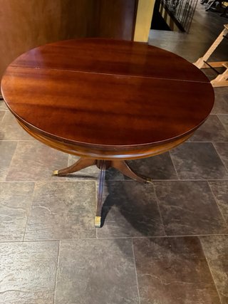Mesa de comedor ovalada de madera