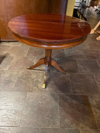 Mesa de comedor ovalada de madera