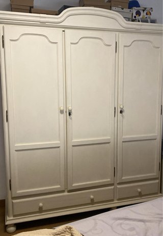 Armario y mesita de madera