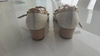 Zapatos de tacón beige y dorado