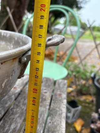 Vecchio setaccio in alluminio con manici