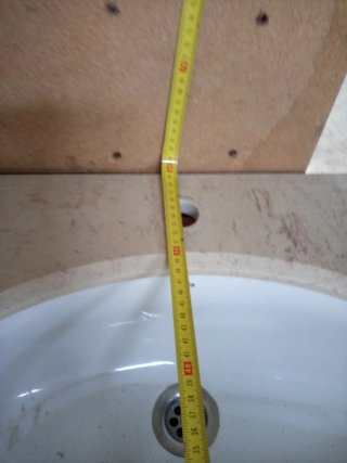 Mueble de baño con lavabo y puertas