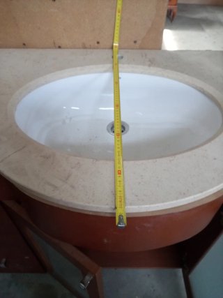 Mueble de baño con lavabo y puertas