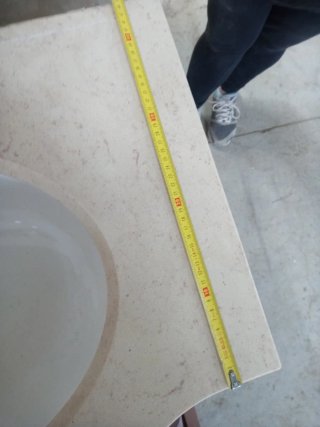 Mueble de baño con lavabo y puertas