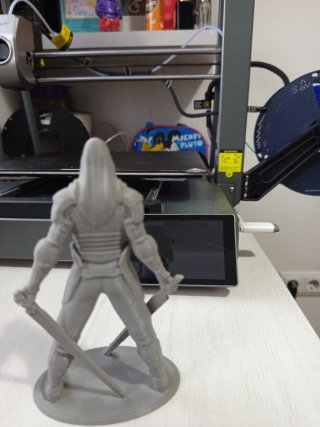 Figura 3D Guerrero con Espadas