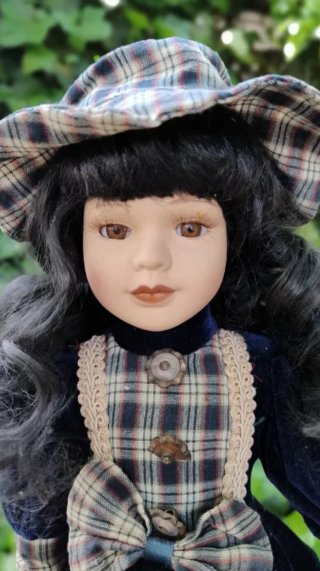 Muñeca de porcelana vintage