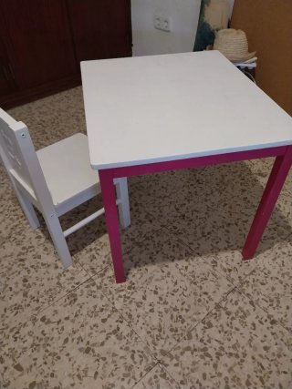 Mesa y silla infantil blanca