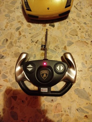Lamborghini teledirigido amarillo