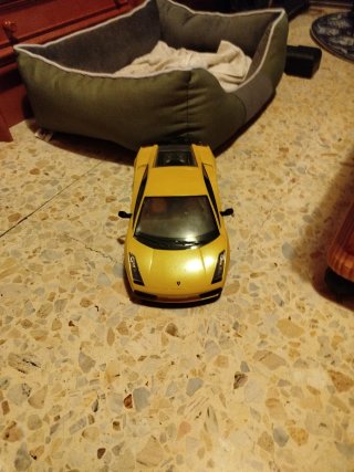 Lamborghini teledirigido amarillo