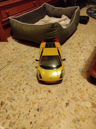 Lamborghini teledirigido amarillo