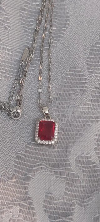 Collana con ciondolo rosso e zirconi