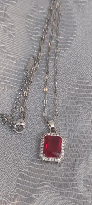Collana con ciondolo rosso e zirconi