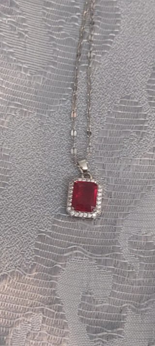 Collana con ciondolo rosso e zirconi