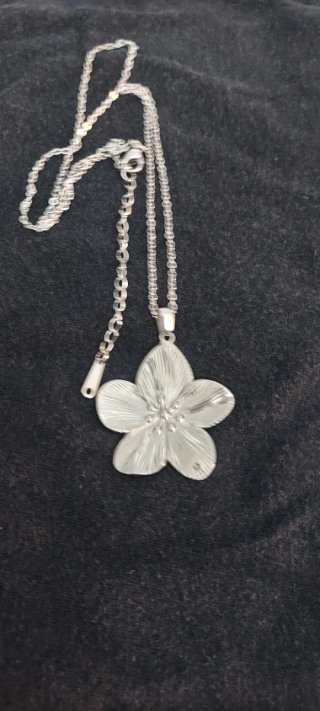 Collana con ciondolo fiore argento
