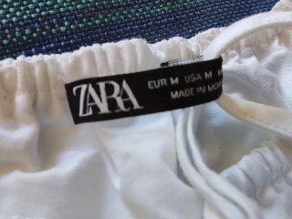Pantalón cargo azul con pespuntes blancos y tops..