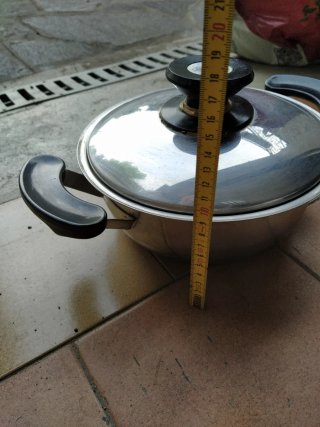 Pentola con coperchio