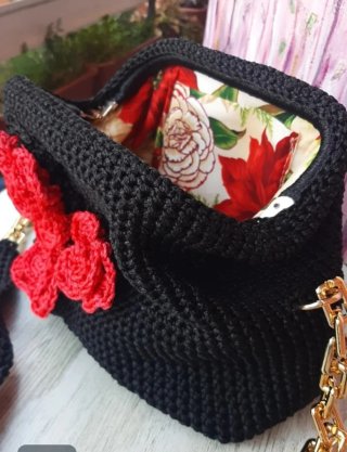Bolso Clutch Artesanal Negro con Flores Rojas