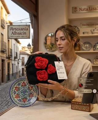 Bolso Clutch Artesanal Negro con Flores Rojas