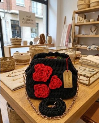 Bolso Clutch Artesanal Negro con Flores Rojas