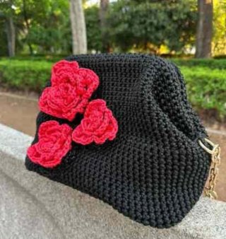 Bolso Clutch Artesanal Negro con Flores Rojas