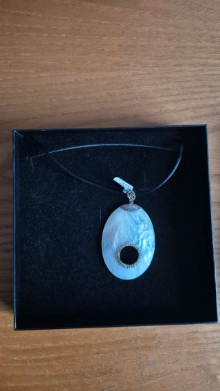 Collar de nácar con colgante ovalado