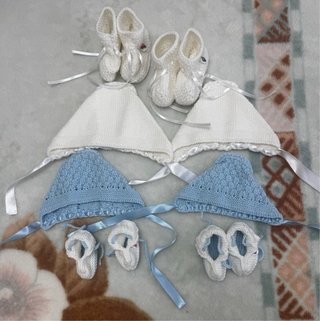 Lote gorros y patucos bebés gemelos hechos a mano